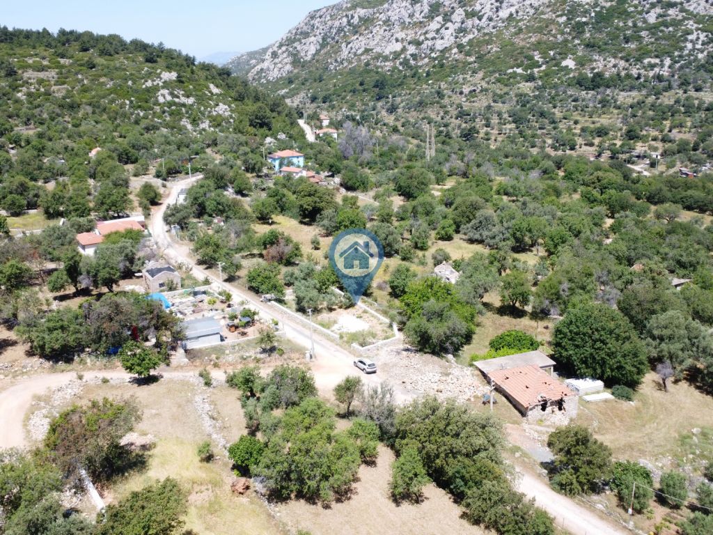 SÖĞÜT BAHÇELI MEVKIINDE 273 M2 KÖŞE KONUM YOL CEPHELI TARLA